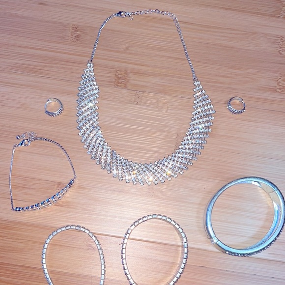 A Set of Jewelry’s: Necklace, Earrings, Bracelets - Picture 4 of 4